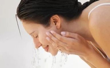 油性皮膚的類型有哪些？油性皮膚應(yīng)該如何護理？